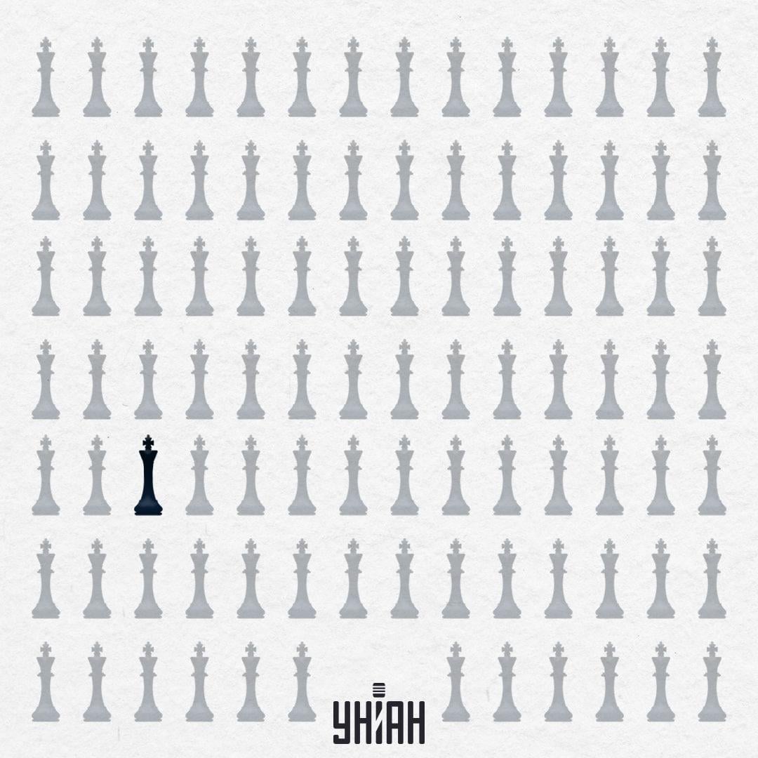 Keistas šachmatų karalius buvo trečioje eilutėje iš apačios arčiau dešiniojo krašto vaizdo / koliažas Moje